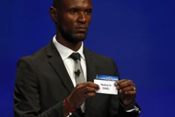 Eric Abidal fue el encargado de sacar los nombres del bombo 4.