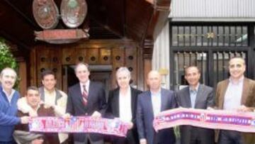 <b>FINALISTAS. </b>Arteche, Quique Ramos, Mejías, Ruiz, Rubio, Marina, Pedro Pablo, Tomás y Julio Prieto posan a la puerta del Asador.