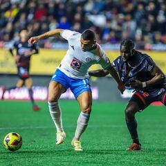 Giakoumakis ‘motiva’ a sus compañeros en Cruz Azul