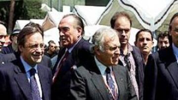 <b>NO CABÍA UN ALFILER.</B> Además de los presidentes, por el Barcelona estaban, entre otros, Castells, Fernández, Closa, Masfurroll, Bernabéu, Reina, Rovira, Alemany y Pérez Farguell. Por el Madrid, Di Stéfano, Fernández Tapia, Pedro Antonio Martín, Cerezo, Calderón, Fernando Martín, Otero, Sánchez, Valdano, Amaro y Gento.