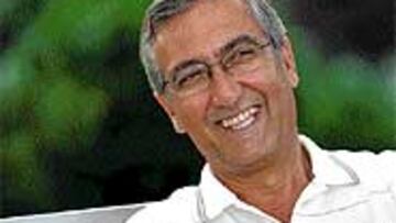 <B>SONRIENTE</B>. Gregorio Manzano tiene motivos para la sonrisa: hoy empezará su aventura como nuevo técnico del Atlético de Madrid.