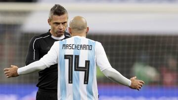 Argentina&#039;s Javier Mascherano, center, discusses with referee Damir Skomina during their international friendly soccer match between Russia and Argentina at Luzhniki stadium in Moscow, Russia, Saturday, Nov. 11, 2017. (AP Photo/Ivan Sekretarev)