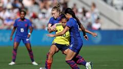 SAN DIEGO, CALIFORNIA - OCTOBER 29: Emily Sonnett #14 and Lindsey Horan #10 of Team United States defend against Leicy Santos #10 of Columbia during the first half of a game at Snapdragon Stadium on October 29, 2023 in San Diego, California.   Sean M. Haffey/Getty Images/AFP (Photo by Sean M. Haffey / GETTY IMAGES NORTH AMERICA / Getty Images via AFP)