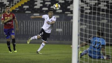 César Pinares remata a portería.