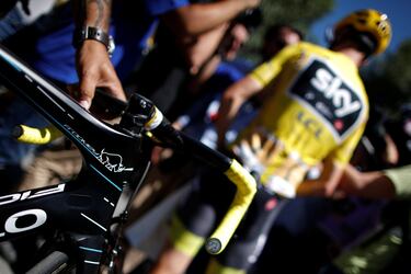 Detalle de la bicicleta de Froome antes del comienzo de la etapa.