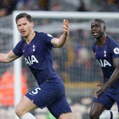 Tottenham gana sobre el final y Davinson se afianza con Mou