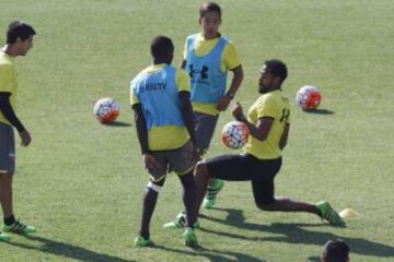 Santiago, 5 de marzo de 2016
La hinchada de Colo Colo realiza el Arengazo para alentar al equipo antes del Colo Colo v Universidad Catolica de este fin de semana.
En la fotografia el jugador de Colo Colo Jean Beausejour.
Ramon Monroy/Aton Chile