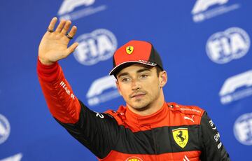 Charles Leclerc celebrando la pole en el Gran Premio de Bahréin.