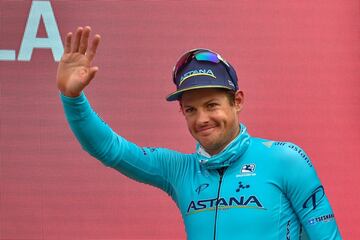 Mejor Giro: 12? en 2016. Triunfos en 2020: 4. Nacimiento: Ginebra (nacionalidad danesa). Edad: 35. Equipo: ASTANA
El dan¨¦s cambi¨® el Tour por el Giro en busca de su primera grande. Jakob Fuglsang ser¨¢ uno de los ciclistas que m¨¢s en forma llegue al Giro despu¨¦s de su victoria en el Giro de Lombard¨ªa y espera seguir manteniendo su idilio con Italia en la Corsa Rosa.