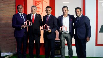 El director general Garcia Amado junto a representantes de las peñas, Pepe Valcarce, y al alcalde de Granada, Francisco Cuenca y el director de comunicación y área social, Antonio Viola.