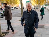 DVD1296 (09/12/2025) El juez Juan Carlos Peinado camina en los alrededores de los juzgados de Plaza de Castilla en Madrid. ANDREA COMAS