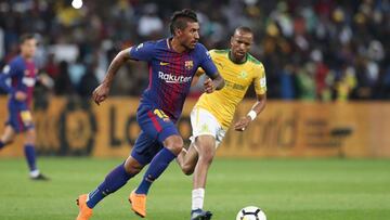 JOH550. JOHANNESBURGO (SUDÁFRICA), 16/05/2018.- El jugador del Barcelona Jose Paulinho (i) en acción ante Tiyani Mabunda (d) del Mamelodi Sundowns hoy, miércoles 16 de mayo de 2018, durante un partido por la Copa Centenario Nelson Man