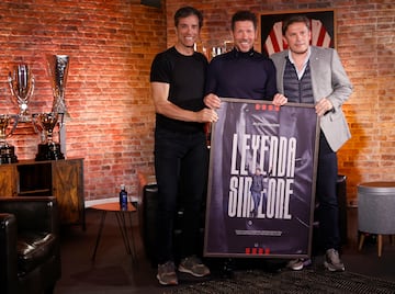 Diego Pablo Simeone con los exjugadores del Atlético de Madrid, Roberto Solozabal y Toni Muñoz.