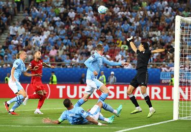 1-1. Centro de Rodrigo Hernández al segundo palo y Cole Palmer remata de cabeza superando a Bono.