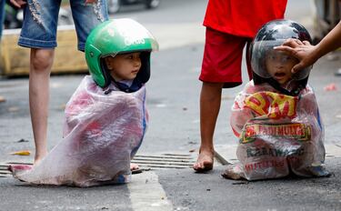 Dos niños de muy corta edad, protegidos con cascos de motociclismo para adultos, participan en una divertida
carrera de sacos disputada en Yakarta. Esta singular competición corresponde a una serie de diferentes deportes para los más pequeños con motivo de la celebración de la 77ª edición del Día de la Independencia en Indonesia