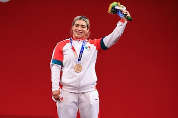 Chiapaneca de nacimiento, Fuentes se colgó el tercer metal mexicano en Tokio 2020: un bronce en halterofilia de 76 kg para mujeres. Fue la segunda medalla que el país consigue en la disciplina, después del oro de Soraya Jiménez en Sídney 2000. La conquista le valió hacerse acreedora al Premio Nacional del Deporte 2021.