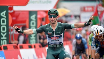 Kaden Groves celebra su victoria en la 17ª etapa de la Vuelta a España 2024.