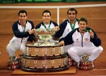 A las puertas del nuevo milenio la Copa Davis era uno de los pocos títulos que no tenía el tenis español. En el año 2000 Corretja, Costa, Ferrero y Balcells consiguieron en el mágico ambiente del Palau Sant Jordi la primera ensaladera para España, que conquistaría otras cuatro en los años siguientes.