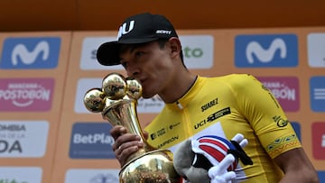 NU Colombia Rodrigo Contreras kisses the trophy at the podium after winning the Tour Colombia UCI 2024, in Bogota, Colombia, on February 11, 2024. (Photo by Luis Acosta / AFP)