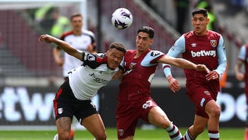 Soccer Football - Premier League - West Ham United v Fulham - London Stadium, London, Britain - April 14, 2024 Fulham's Rodrigo Muniz in action with West Ham United's Nayef Aguerd Action Images via Reuters/Matthew Childs NO USE WITH UNAUTHORIZED AUDIO, VIDEO, DATA, FIXTURE LISTS, CLUB/LEAGUE LOGOS OR 'LIVE' SERVICES. ONLINE IN-MATCH USE LIMITED TO 45 IMAGES, NO VIDEO EMULATION. NO USE IN BETTING, GAMES OR SINGLE CLUB/LEAGUE/PLAYER PUBLICATIONS.