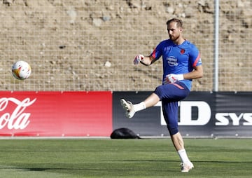 El vigente Zamora, Jan Oblak, calentando.