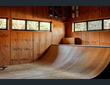 Otro de los caprichos de la casa es una mini rampa de un metro 100% funcional con aire acondicionado, ventiladores y espacio para tabla de surf y el equipamiento de gimnasio que uno desee.