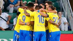 ELCHE (ALICANTE), 04/06/2023.- Los jugadores del Cádiz celebran tras marcar ante el Elche, durante el partido de Liga en Primera División que Elche CF y Cádiz CF disputan este domingo en el estadio Martínez Valero. EFE/Manuel Lorenzo
