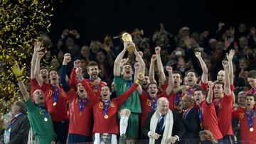 Iker Casillas levanta la ansiada Copa.