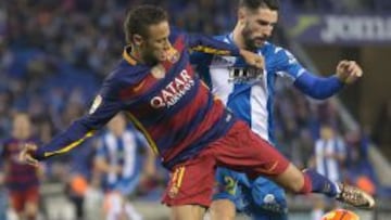 Neymar, luchando con &Aacute;lvaro Gonz&aacute;lez en el Espanyol-Barcelona del s&aacute;bado.