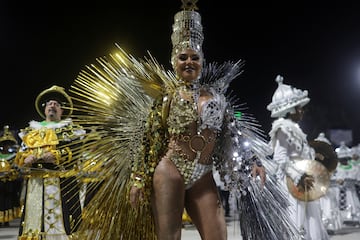 Estos días la ciudad brasileña se viste de gala para disfrutar del Carnaval 2023. Bailes, desfiles, samba... llenan de color la ciudad ciudad costera de Brasil, famosa por sus playas de Copacabana e Ipanema, la estatua del Cristo Redentor sobre el cerro del Corcovado y el morro Pan de Azúcar.