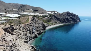 Está oculta entre acantilados y es una playa virgen de 600 metros de arena y grava. ¡Es perfecta para aquellos a los que les guste disfrutar de la naturaleza! Aunque tiene un inconveniente, y es que su acceso es algo complicado, ya que hay que bajar una escalera de 200 peldaños.