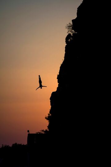 Eleanor Townsend Smart de Estados Unidos se zambulle de los acantilados de Devil's Island antes de la primera parada de la Serie Mundial Red Bull Cliff Diving el 30 de mayo.