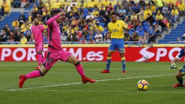 GRAF2081. LAS PALMAS DE GRAN CANARIA, 19/11/2017.- El portero de la UD Las Palmas Ra&uacute;l Lizoa&iacute;n (d) se dispone a detener un bal&oacute;n ante Jason (i), del Levante, durante el partido de Liga en Primera Divisi&oacute;n disputado esta tarde en el estadio de Gran Canaria, en Las Palmas. EFE/Elvira Urquijo