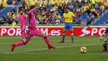 GRAF2081. LAS PALMAS DE GRAN CANARIA, 19/11/2017.- El portero de la UD Las Palmas Ra&uacute;l Lizoa&iacute;n (d) se dispone a detener un bal&oacute;n ante Jason (i), del Levante, durante el partido de Liga en Primera Divisi&oacute;n disputado esta tarde en el estadio de Gran Canaria, en Las Palmas. EFE/Elvira Urquijo