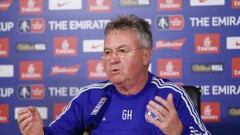 El entrenador del Chelsea, Guus Hiddink, habla durante la rueda de prensa previa al encuentro de FA Cup contra el Milton Keynes.