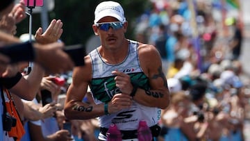 El triatleta canadiense Lionel Sanders corre durante el tramo a pie del Ironman de Haw&aacute;i.