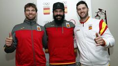 Lucas Eguibar, Regino Hern&aacute;ndez y Laro Herrero posan antes de partir a los Juegos Ol&iacute;mpicos de Invierno de Pyeongchang.