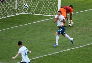 0-1. Lautaro Martínez celebró el primer gol.