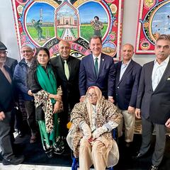 Sardar Khadun, de 113 años, finalmente conoció a su familia en los Estados Unidos en la ceremonia del Día de Pakistán.