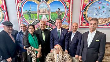 Sardar Khatoon, de 113 años, finalmente se reunió con su familia en Estados Unidos en una ceremonia del Pakistan Day.