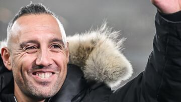 Santi Cazorla, jugador del Real Oviedo, saluda a los aficionados antes del Arsenal-Ipswich Town.