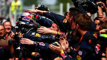 Max Verstappen abrazado por los miembros de Red Bull.
