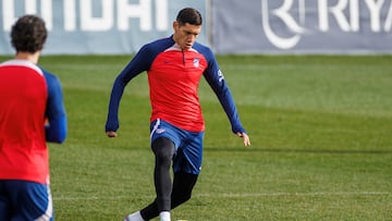 El defensa argentino del Atlético de Madrid, Nahuel Molina durante el entrenamiento rojiblanco en Majadahonda.