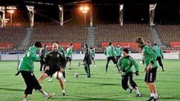 <b>PREPARADOS. </b>El Racing se ejercitó ayer en el Finnair Stadium a las 18:30, hora española, para amoldarse al césped artificial.
