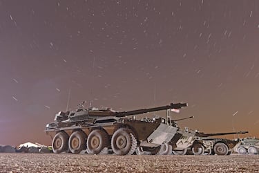 Es un vehículo de fabricación italiana diseñado para ofrecer un alto rendimiento en el campo de batalla. Con una tripulación de 4 personas, el Centauro tiene un peso de 24 toneladas y unas dimensiones de 7,85 metros de longitud, 2,73 metros de ancho y 2,43 metros de altura. Este carro puede alcanzar una velocidad máxima de 105 km/h y cuenta con una notable autonomía de 800 km. Su armamento incluye un cañón de 105 mm y una ametralladora de 7,62 mm, con capacidad para 40 disparos. El Centauro combina movilidad, potencia de fuego y versatilidad, lo que lo convierte en un activo valioso para las operaciones militares.