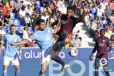 El canterano del Huesca empieza a demostrar su cartel de ' joya de la cantera’. Salió como delantero titular y referencia arriba y devolvió la confianza a Ziganda con un gol. Esta es su primera incursión en el once, pero si mantiene su proyección no será la última.

