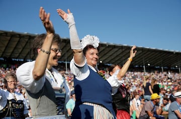 Los trajes tradicionales que se llevan puestos durante el Federal Alpine Wrestling Festival 2019 en Zug, Suiza.
