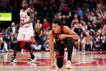 Scottie Barnes (Toronto Raptors) junto a Patrick Beverley (Chicago Bulls) durante el partido de 'play-in'.