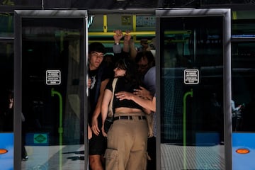 La gente viaja en un autobs lleno de gente, despus de que el metro cerrara durante un corte de energa, en Madrid.
