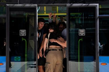 La gente viaja en un autobús lleno de gente, después de que el metro cerrara durante un corte de energía, en Madrid.